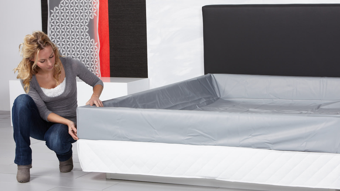 Wasserbettmatratze Sicherheitsfolie über den Schaumstoffrahmen legen