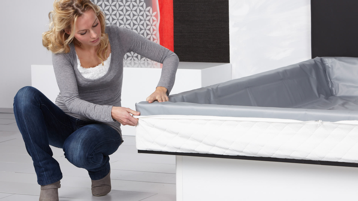 Wasserbett Basic Bezugunterteil über den Schaumstoffrahmen und die Sicherheitsfolie legen