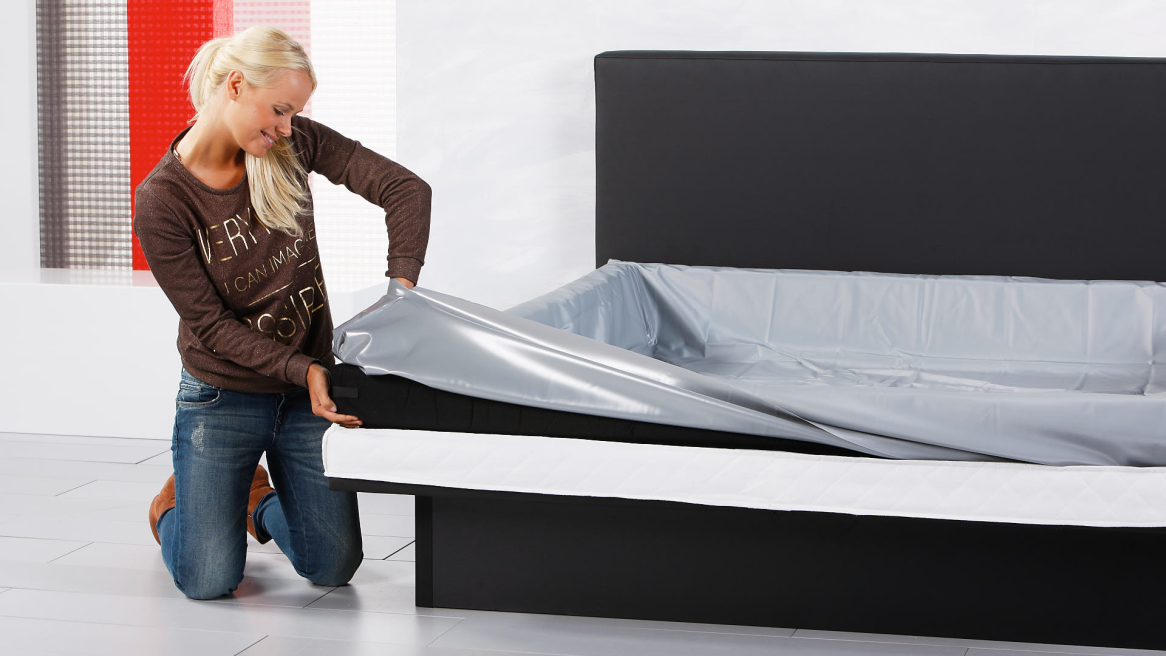 Wassermatratze Sicherheitsfolie über den Schaumstoffrahmen legen