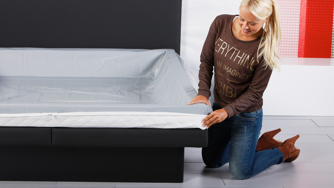 Wasserbett Luxus Pro Bezugunterteil um den Schaumstoffrahmen legen