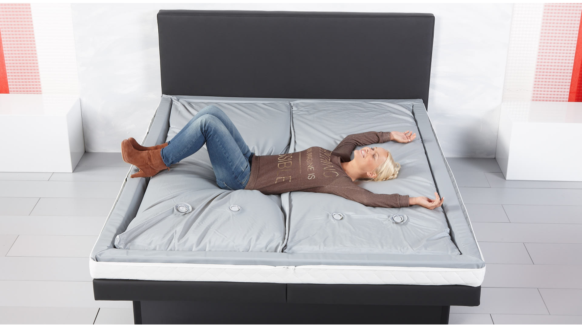 Wasserbettmatratze ausgestreckt liegen
