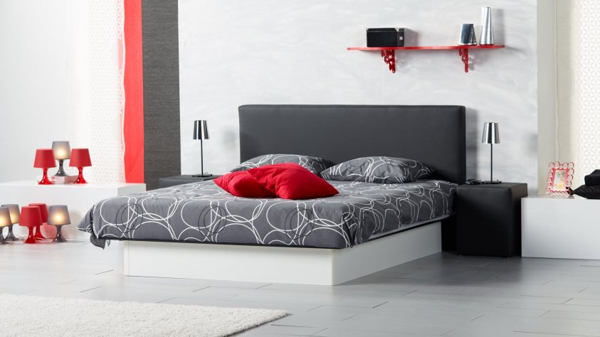 Wasserbett mit weißem Boden und weißen Kanten