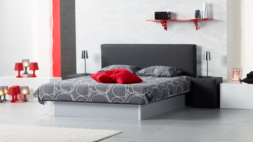 Wasserbett mit grauem Boden und silbernen Kanten